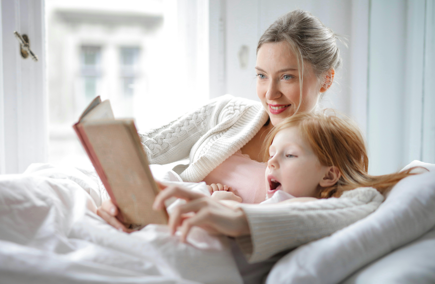 Parent lisant à son enfant
